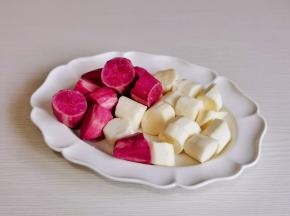 紫薯山药去皮切小块。