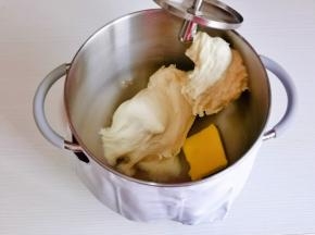 加入软化的黄油，4档揉面至不易破的手套膜即可。