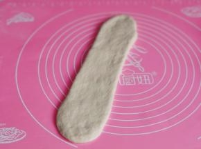 取一个面卷擀长舌状。