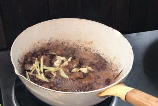 加入姜蒜，炒香