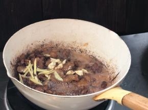 加入姜蒜，炒香