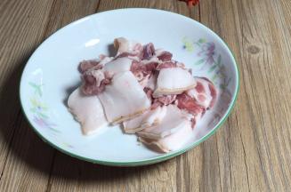五花肉切成薄片