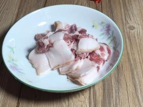 五花肉切成薄片