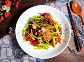 一道美味的蒜苔炒五花肉就做好了