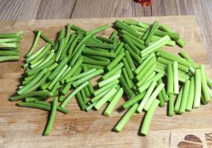 蒜苔切去根部丢掉，再切成小段备用