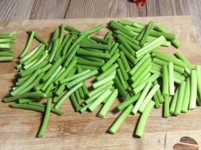 蒜苔切去根部丢掉，再切成小段备用