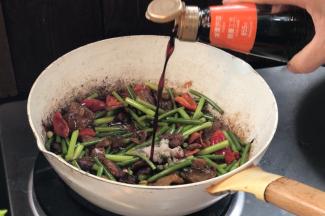 加入少许盐、胡椒粉和生抽，翻炒均匀