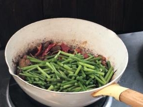 加入蒜苔炒匀