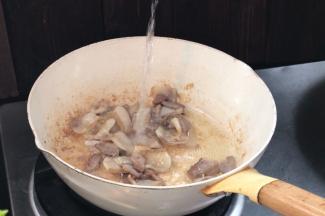 炒至出油，加入料酒炒香