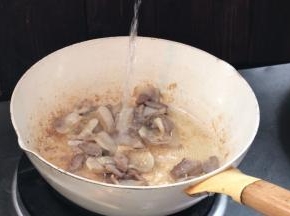 炒至出油，加入料酒炒香