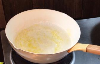 起锅注入适量清水，加盐和油烧开