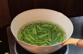 放入蒜苔煮沸