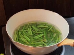 放入蒜苔煮沸