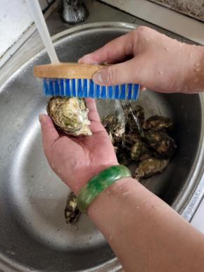 生蚝用刷子把表面刷洗干净备用！