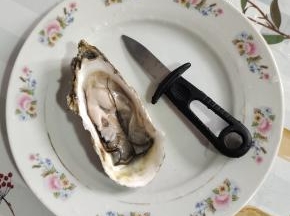 打开后的生蚝，把里面的生蚝肉取出来清洗干净！