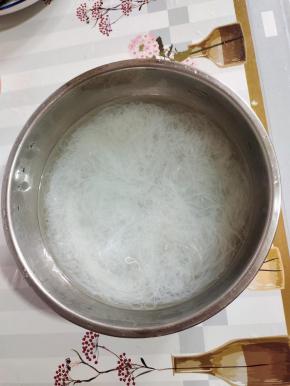 粉丝用开水浸泡5分钟左右，把粉丝泡软！