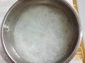 粉丝用开水浸泡5分钟左右，把粉丝泡软！