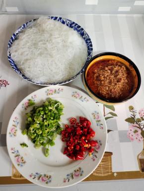 葱切成葱花，小米辣切成末，泡软的粉丝捞出沥干水分，再准备一碗蒜蓉辣酱！（蒜蓉辣酱的做法前面有发帖，需要的可以去我主页看看哦！）