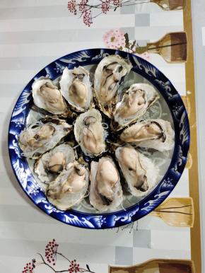 把泡软的粉丝放在生蚝壳里，再摆上生蚝肉！