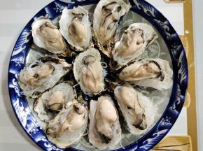 把泡软的粉丝放在生蚝壳里，再摆上生蚝肉！