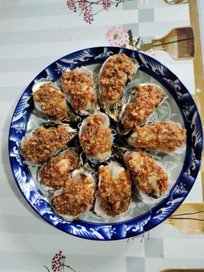 再在上面放入适量的蒜蓉辣酱！