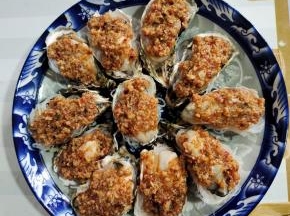 再在上面放入适量的蒜蓉辣酱！