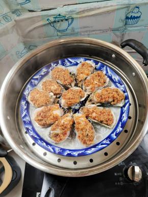 水开，把生蚝放进蒸锅里！