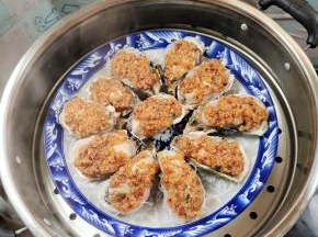 水开，把生蚝放进蒸锅里！