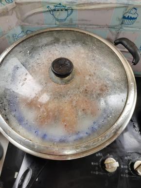 盖上盖子，等锅盖周围开始冒烟的时候，计时！大火蒸4分钟即可！（生蚝肉很鲜嫩，不要蒸的时间太久，4分钟左右即可！）