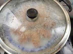 盖上盖子，等锅盖周围开始冒烟的时候，计时！大火蒸4分钟即可！（生蚝肉很鲜嫩，不要蒸的时间太久，4分钟左右即可！）