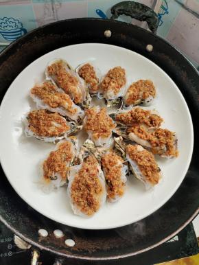 中午做了两盘，又另起了一个锅蒸生蚝！