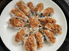 中午做了两盘，又另起了一个锅蒸生蚝！