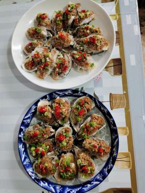 蒸好的蒜蓉粉丝蒸生蚝取出来，撒上适量的葱花和小米辣！点缀一下！