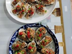 蒸好的蒜蓉粉丝蒸生蚝取出来，撒上适量的葱花和小米辣！点缀一下！