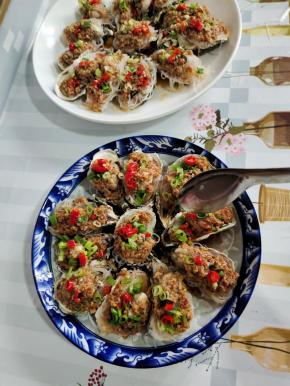 香油烧至冒烟儿，淋在蒜蓉粉丝蒸生蚝上，激发出香味儿来！这道美食就做好了！