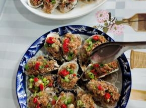 香油烧至冒烟儿，淋在蒜蓉粉丝蒸生蚝上，激发出香味儿来！这道美食就做好了！