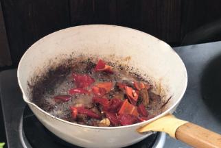 加入红椒，炒匀