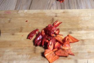 红椒洗净去蒂去皮，切成小块备用