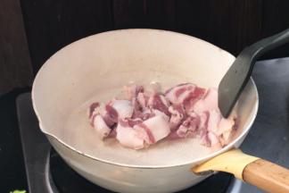 再起锅，放入五花肉煸炒