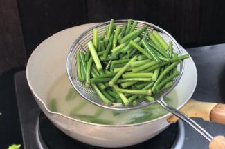 煮至断生，捞出备用