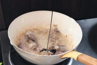 加入老抽，炒匀至香