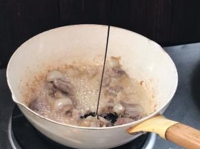加入老抽，炒匀至香