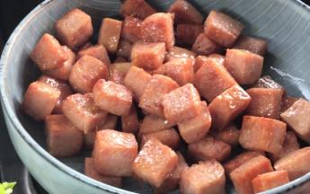 煎至表面金黄，捞出备用