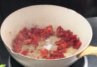 就着油锅，放入红辣椒炒匀，加盐炒香