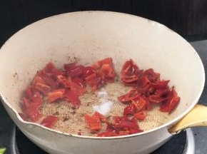 就着油锅，放入红辣椒炒匀，加盐炒香