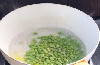 放入毛豆米煮至断生