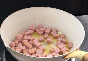 再起锅热油，放入午餐肉煎香