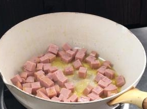 再起锅热油，放入午餐肉煎香