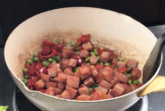 加入午餐肉，炒匀至入味