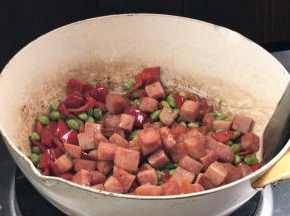 加入午餐肉，炒匀至入味